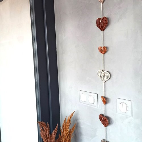 Suspension verticale en cœurs – tons marron naturels