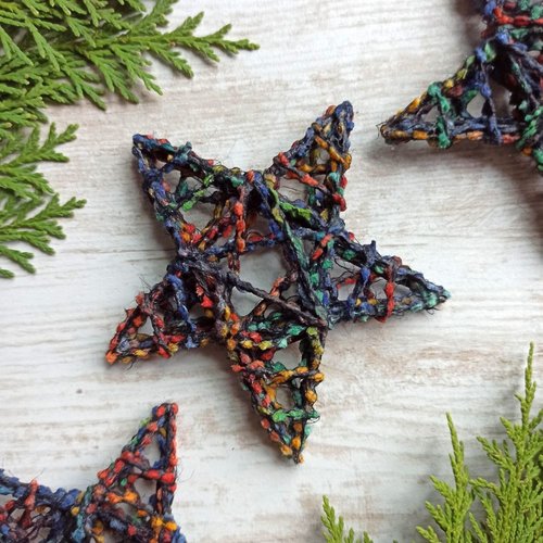 Lot de 3 étoiles en laine noire mouchetée – décoration de noël artisanale et écoresponsable