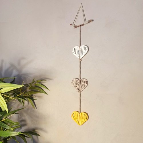 Suspension murale 3 cœurs jaune et blanc cassé – décoration artisanale écoresponsable