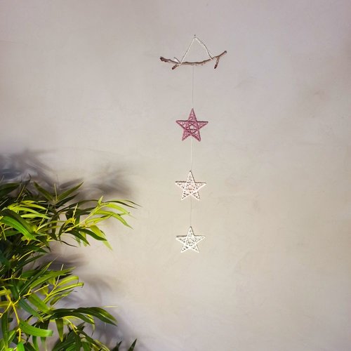 Suspension murale 3 étoiles roses – décoration artisanale pour chambre d’enfant