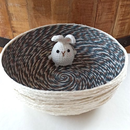 Panier décoratif en laine recyclée – blanc crème & spirale multicolore – pièce unique faite main