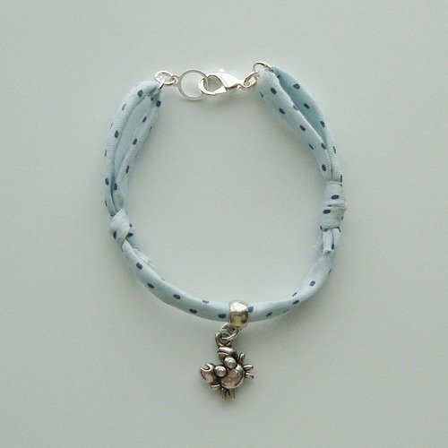 Bracelet ajustable en cordon tissu frou frou "céleste", crabe et fermoir en métal argenté.