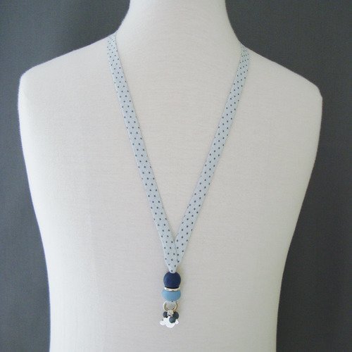 Collier en biais frou frou "céleste", perles en bois "bleu", "marine", nuage et fermoir en métal argenté.