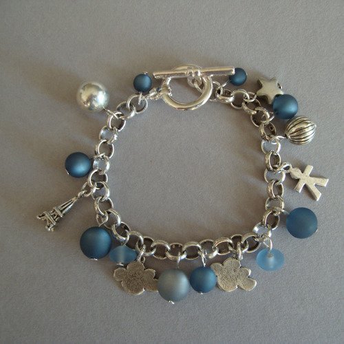 Bracelet en métal argenté : breloques nuages-boy-étoile-tour eiffel, perles polaris "denim blue" et ccb argentées, fermoir t.