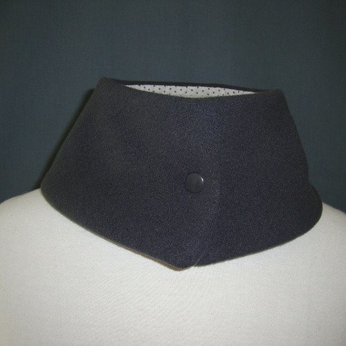 Col réversible en polaire anthracite et coton frou frou "nuage" à pois foncés.