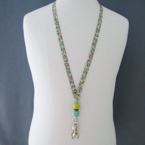 Collier en biais liberty "betsy ann pastel", perles en bois vert et bleu, pendentif "goldenfish" et fermoir en métal argenté.