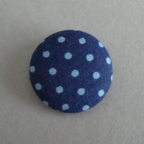 Badge recouvert de tissu frou frou bleu intense motifs pois clairs. ø : 22 mm.