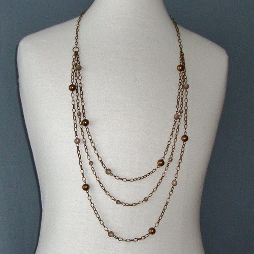 Colliers multi-rangs chaine en métal bronze perles polaris "greige" et ccb.