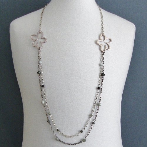 Collier multi-rangs chaînes et fleurs en métal, perles polaris dépoli coloris gris et noir.