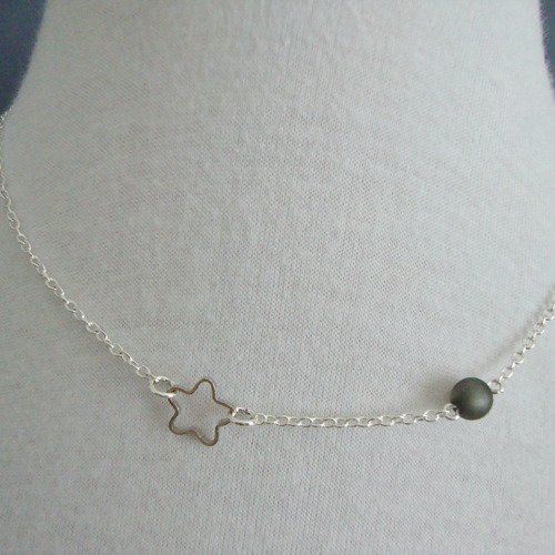 Collier chaîne en métal argenté, étoile stylisée et perle polaris "jet hématite". fermoir mousqueton.