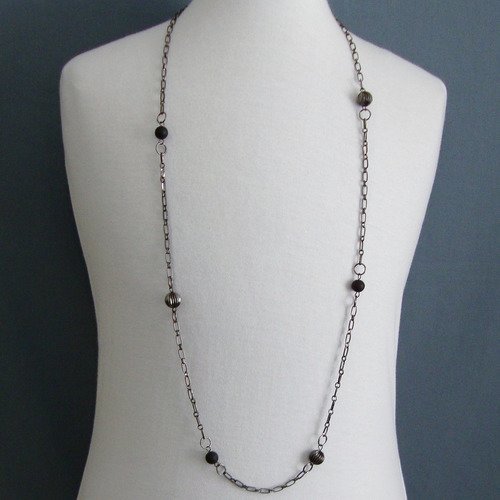 Collier en chaîne gun métal, perles rondes noires et perles rondes striées en métal.