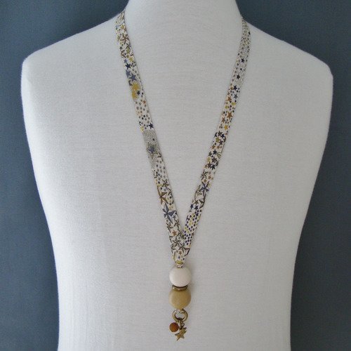 Collier biais liberty "adeladja beige", perles en bois beige et caramel, étoiles et fermoir en métal bronze.