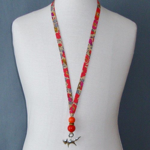 Collier biais en tissu liberty "betsy ann fluo thé ", perles en bois orange et rouge, renard en métal argenté.