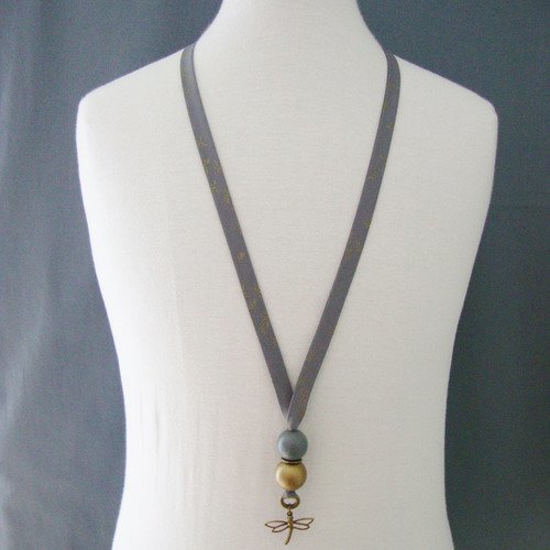 Collier en biais france duval "orageux libellules dorées", perles rondes en bois gris-doré, pendentif libellule.
