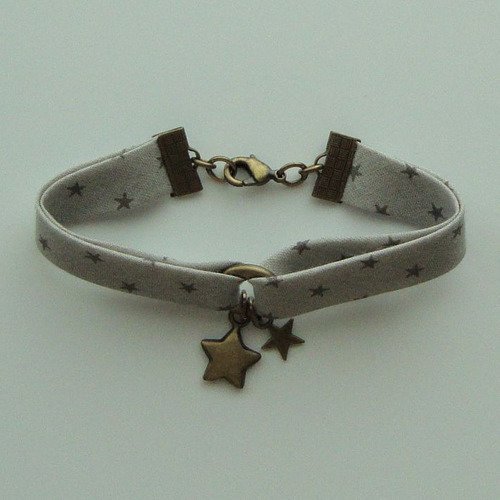 Bracelet biais en tissu frou frou "argile à étoiles", breloques étoiles et fermoir en métal bronze.