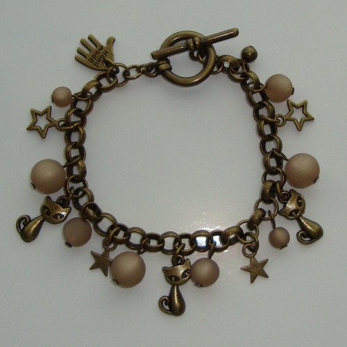 Bracelet breloques chats et étoiles en métal couleur bronze, perles polaris "grège".