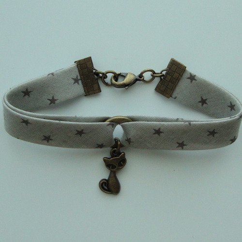 Bracelet biais en tissu frou frou "argile motifs étoiles", breloque chat et fermoir en métal bronze.