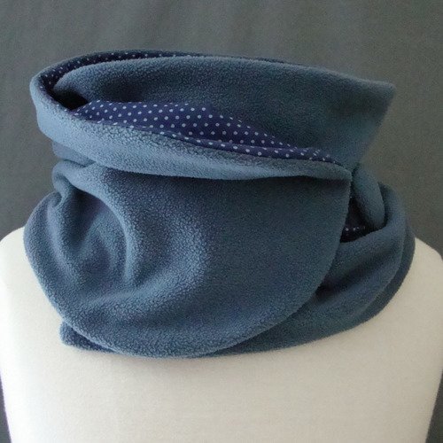 Tour de cou en tissu polaire bleu orage et coton frou frou "bleu intense à pois" fermé par bride et bouton(s).
