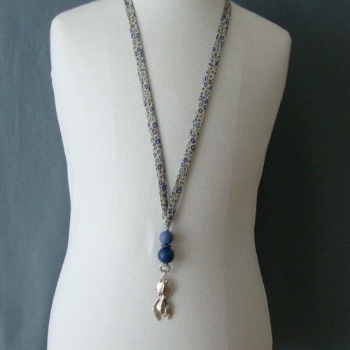 Collier en biais liberty "fairford bleu", perles rondes en bois bleu et  pendentif goldenfish en métal argenté.