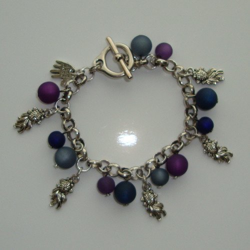 Bracelet en métal argenté : breloques goldfish, perles polaris dépoli "purple velvet", "violet", "denim blue" et "dark indigo". 