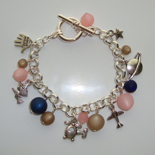 Bracelet en métal argenté : breloques étoile-avion-planète-hélicoptère sorcière, perles polaris "marron" "rose" et "marine".