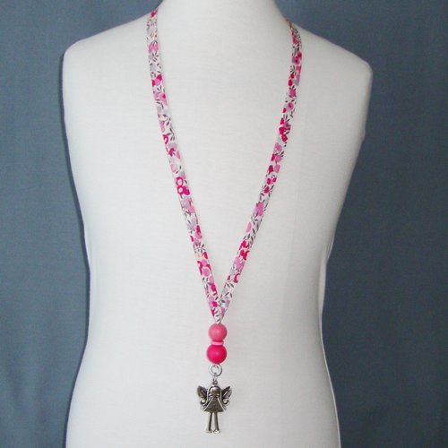 Collier en biais liberty "bougainvilliers", perles en bois "rose indien", "bonbon", fée en métal argenté.