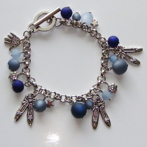 Bracelet en métal rhodié : breloques chaussons de danse, perles polaris dépoli "light azore", "denim blue" et "dark indigo". 