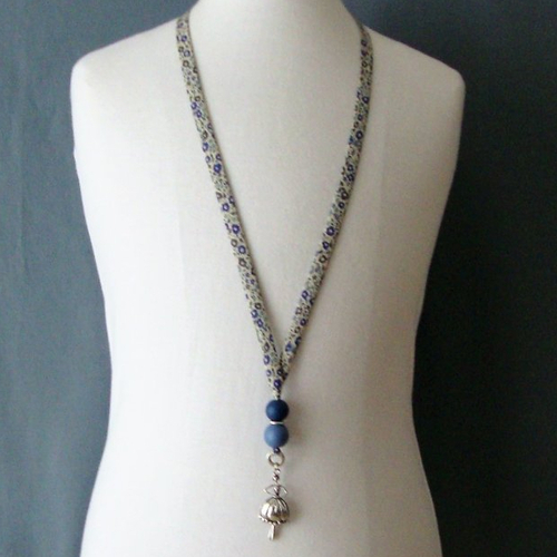 Collier en biais liberty "fairford bleu", perles rondes en bois bleues et pendentif danseuse en métal argenté.
