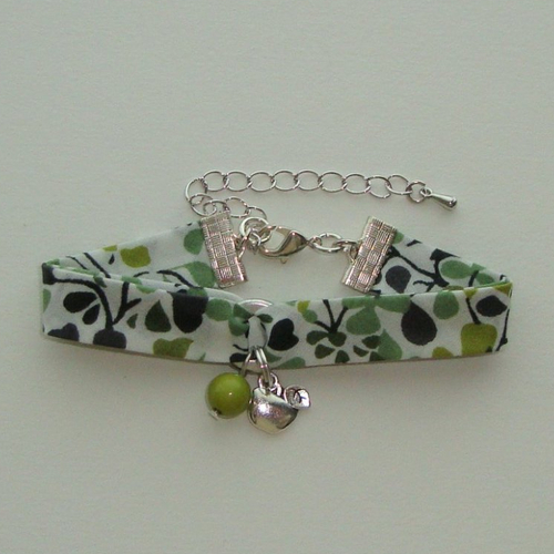 Bracelet biais en tissu liberty "ninataylor vert", breloque pomme et fermoir en métal argenté, perle polaris vert.