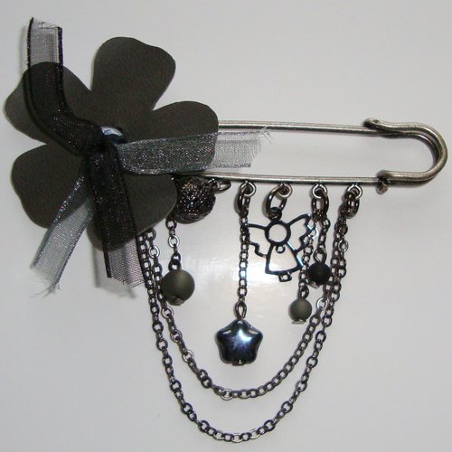 Broche en métal argenté vieilli, fleur en cuir gris, breloque ange, perles noires et grises.