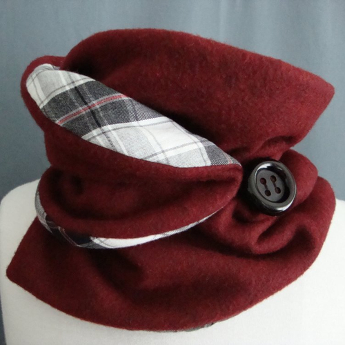 Tour de cou réversible en polaire chinée grenat et coton écossais rouge-noir-blanc fermé par bride et bouton(s).