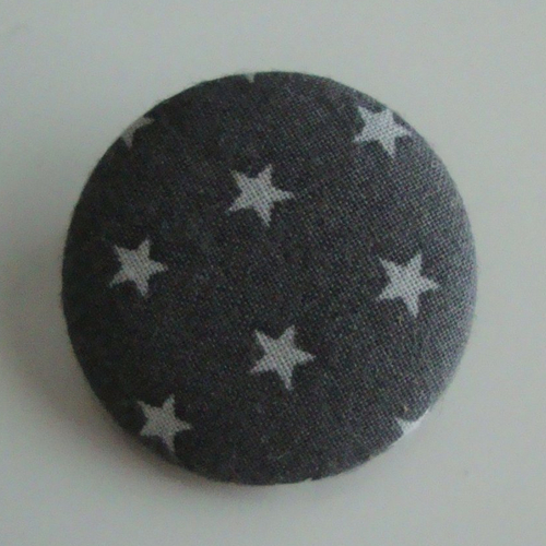 Badge recouvert de tissu frou frou "ciel d'orage" motifs étoiles claires. ø : 22 mm.