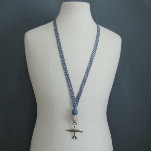 Collier en biais frou frou "ardoise cendrée à pois", perles rondes en bois bleue et grise, pendentif avion.