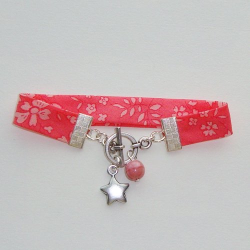 Bracelet biais en tissu liberty "capel rose", breloque étoile et fermoir t en métal argenté, perle rose.