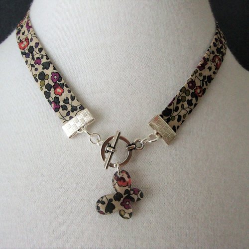 Collier biais et papillon en résine liberty "eloïse prune". fermoir t en métal argenté.