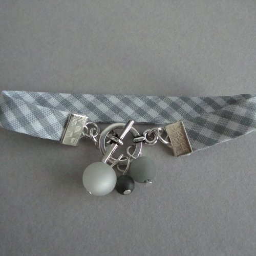 Bracelet biais en tissu vichy gris et blanc, perles polaris "cristal", "black diamond" et "jet hématite", fermoir t en métal.