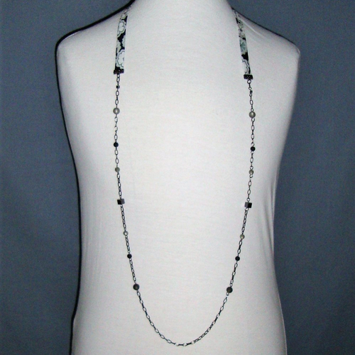 Collier en biais liberty "toria noir", chaîne gun métal, perles rondes et carrées grises.