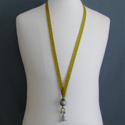 Collier biais france duval "olive étoiles argentées", perles en bois, polaris et verre pressé grises, pendentif.
