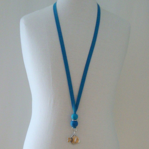 Collier en biais première étoile uni "curaçao", perles rondes en bois bleues et poisson en métal argenté.
