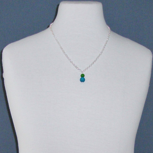 Collier princesse chaîne et fermoir en métal argenté, perles polaris "indicolite" et "emerald".