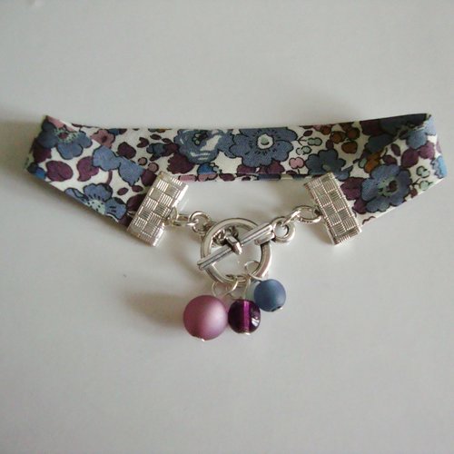 Bracelet en biais liberty "betsy ann figue" et perles polaris "denim blue" et "antic mauve", fermoir t en métal argenté.