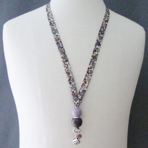 Collier biais liberty "betsy ann figue", perles en bois mauve et violet, fermoir et breloque dé en métal argenté vieilli.