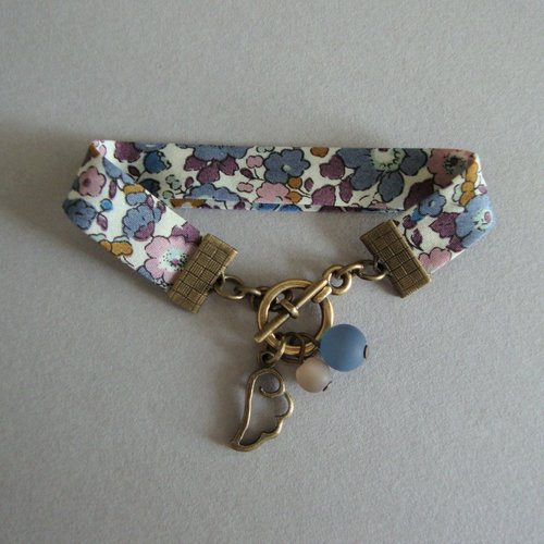 Bracelet en biais liberty "betsy ann figue" et perles "blue jean" et "greige", aile et fermoir en métal couleur bronze.