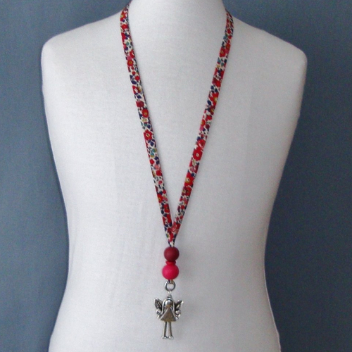 Collier biais en tissu liberty "betsy ann rouge", perles en bois  rouge et rose, fée en métal argenté.