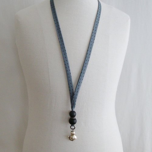 Collier en biais france duval "orageux à pois noirs", perles rondes en bois et chat en métal argenté.