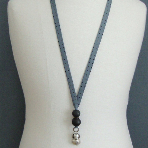 Collier en biais france duval "orageux à pois noirs", perles rondes en bois et chien en métal argenté.