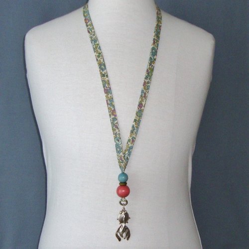 Collier en biais liberty "betsy ann pastel", perles en bois bleu, kaki, rose et pendentif poisson en métal argenté vieilli.