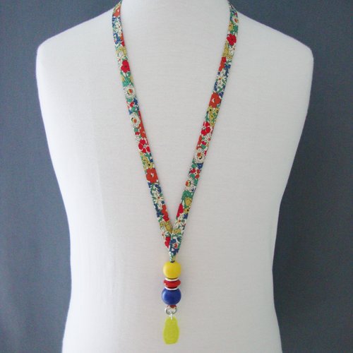 Collier en biais liberty "delilah cavendish automne", perles en bois et en verre bleue-jaune-rouge, matriochka anis.