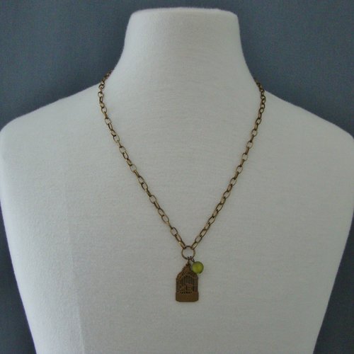 Collier type "matinée" : chaîne, pendentif cage et fermoir en métal couleur bronze, perle polaris "olivine".