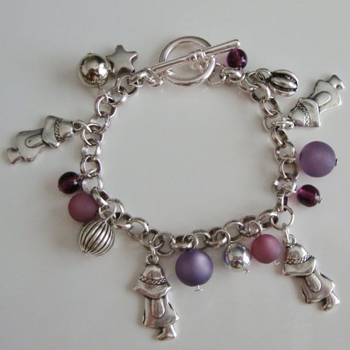 Bracelet breloques fillettes, perles polaris "violet" et "antique pink", perles en verre pressé, breloques et fermoir t en métal argenté.